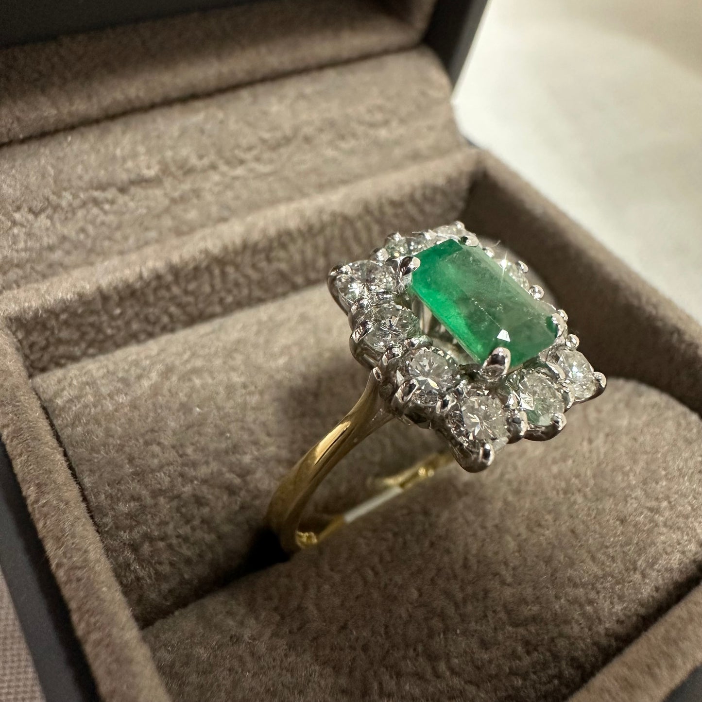 18ct Emerald & Diamond cluster