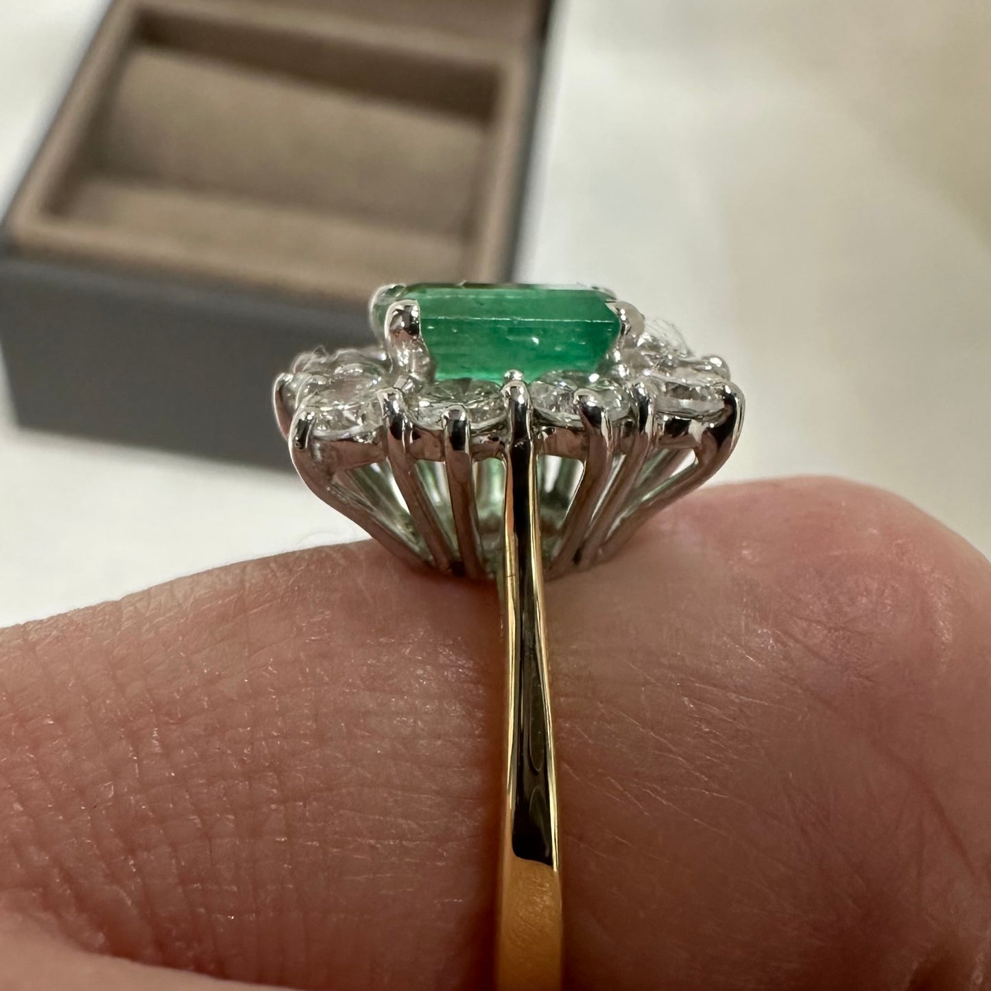 18ct Emerald & Diamond cluster