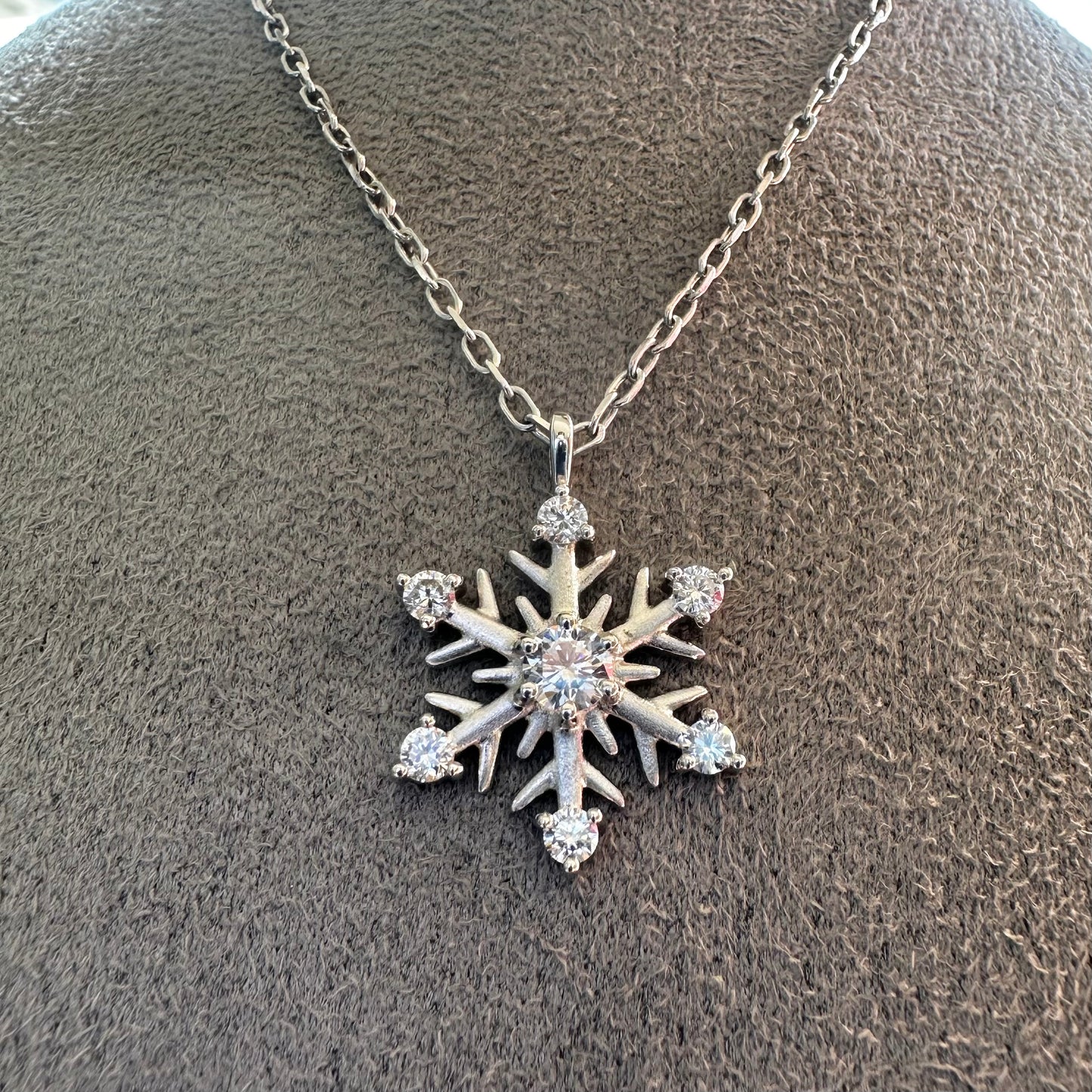 9ct Snowflake Necklace - Lucy in the Sky