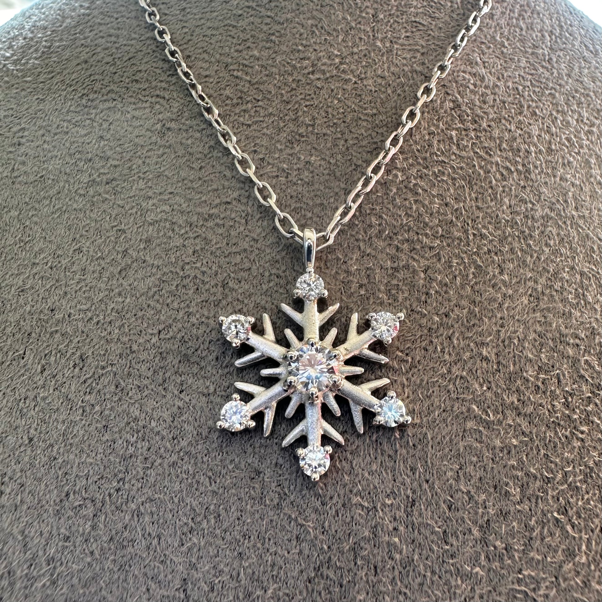 9ct Snowflake Necklace - Lucy in the Sky